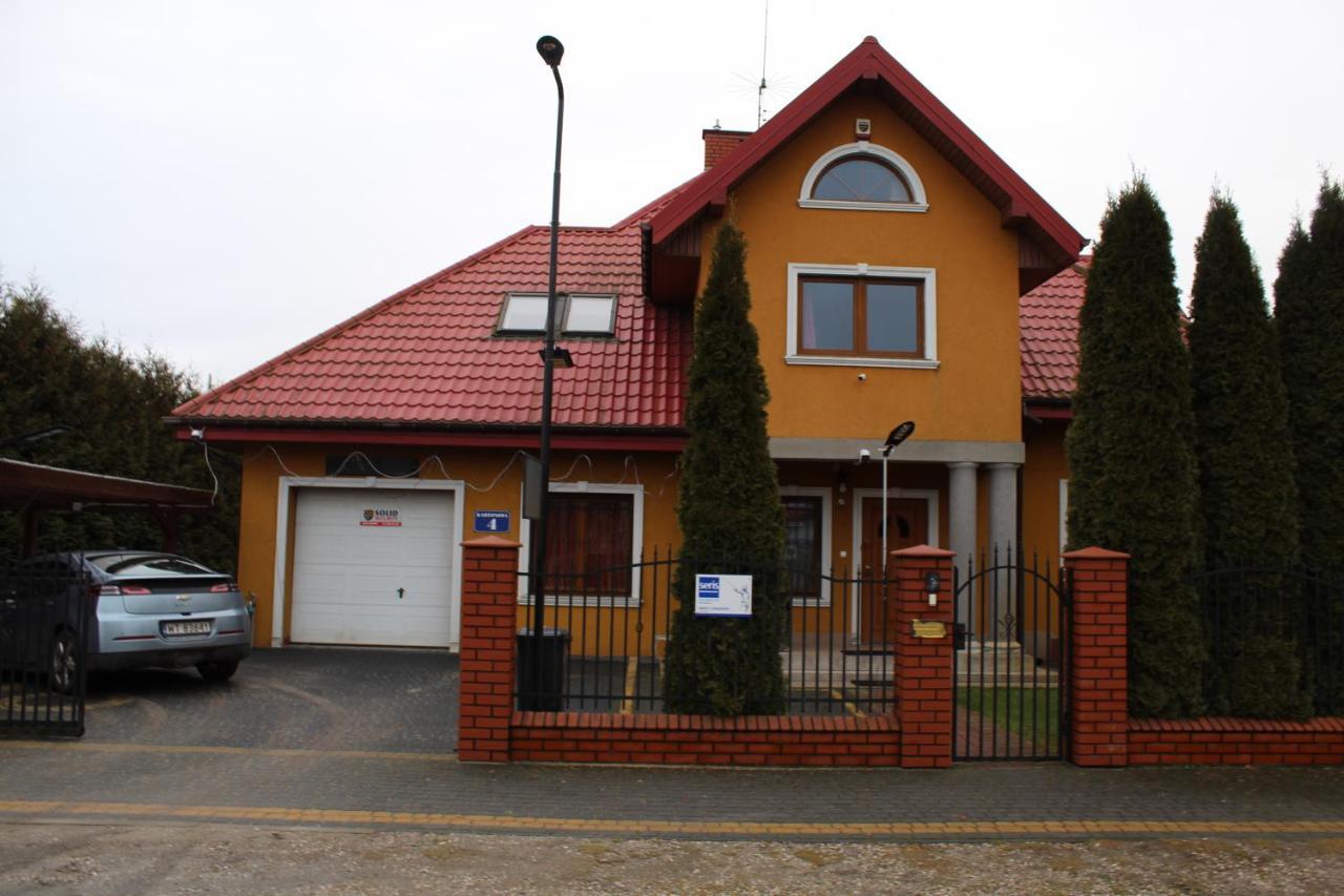 Dworek W Zieleni Варшава Екстер'єр фото